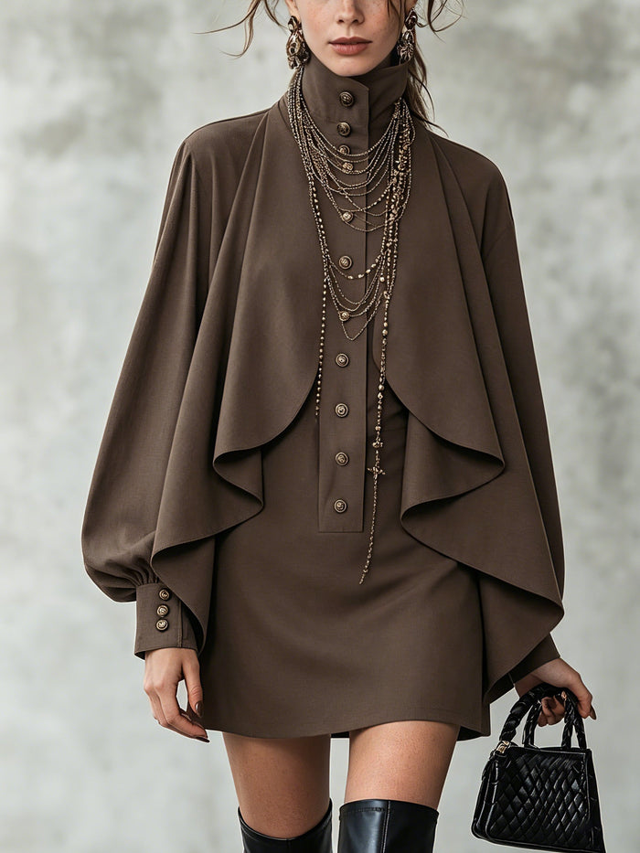 Mini vestido con cuello alto con paneles estilo capa