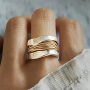 Anillo de plata con detalle de hilo dorado