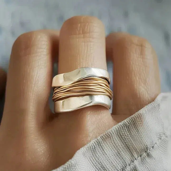 Anillo de plata con detalle de hilo dorado