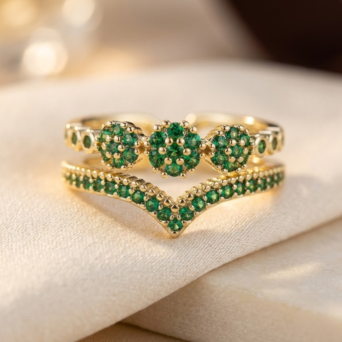 Anillo de racimo esmeralda de oro