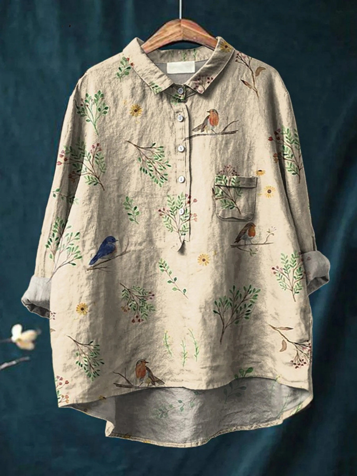 Lorelai | Camisa casual con estampado de ramas y cuello rojo
