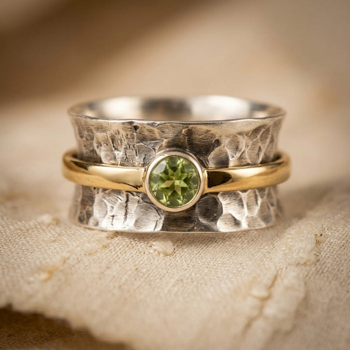 Anillo de banda rústica de plata y oro
