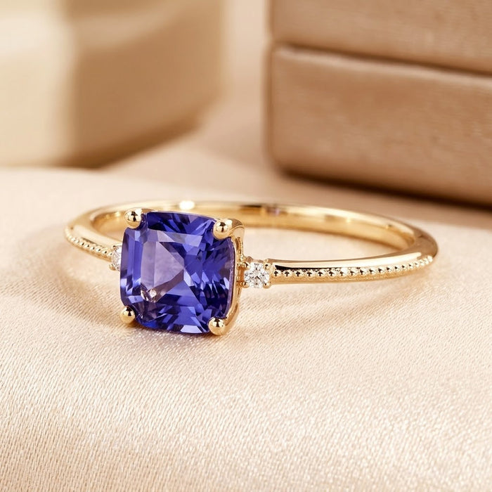 Anillo solitario de amatista de oro