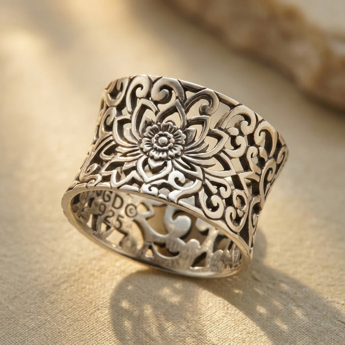 Anillo de filigrana adornado de plata