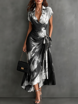 Vestido midi cruzado con estampado abstracto rojo y negro, escote en V, mangas cortas, cinturón y bajo asimétrico con volantes