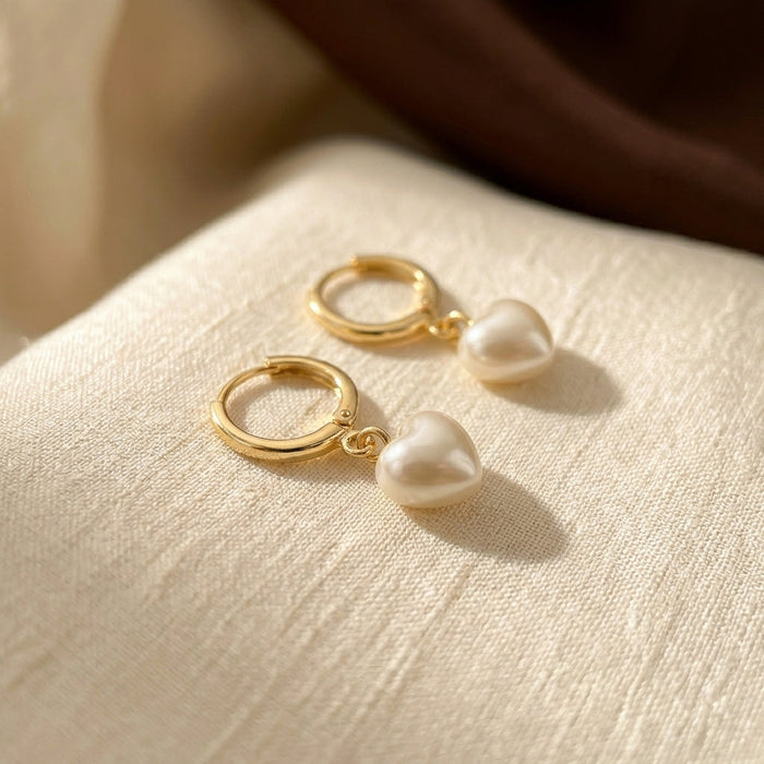 Pendientes colgantes con perlas de corazón dorado