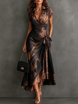Vestido midi cruzado con estampado abstracto rojo y negro, escote en V, mangas cortas, cinturón y bajo asimétrico con volantes