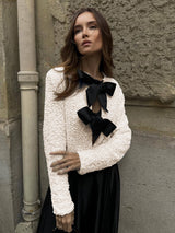 Chaqueta de lentejuelas texturizada con lazos de terciopelo