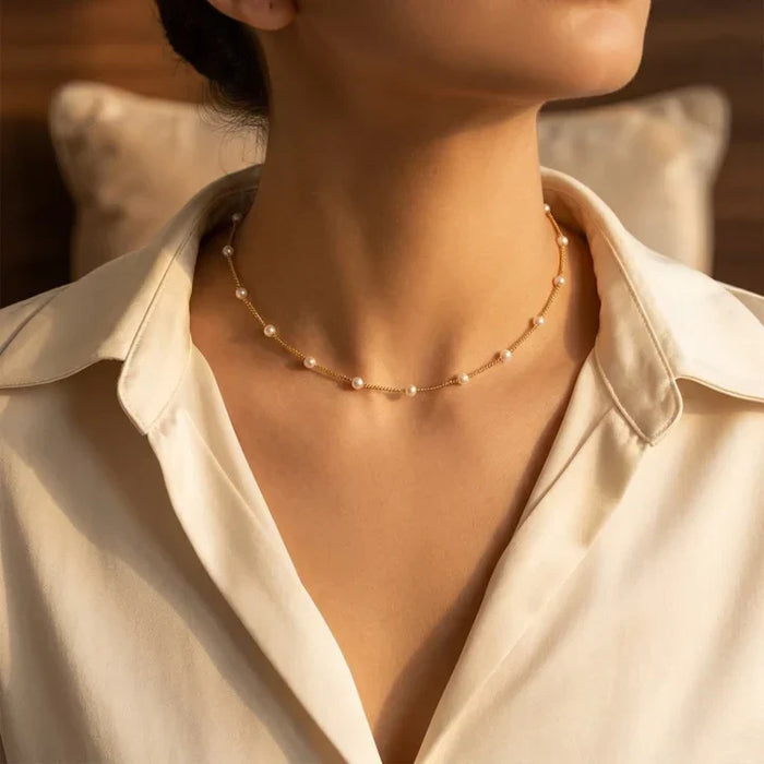 Collar de cadena de perlas espaciadas en oro