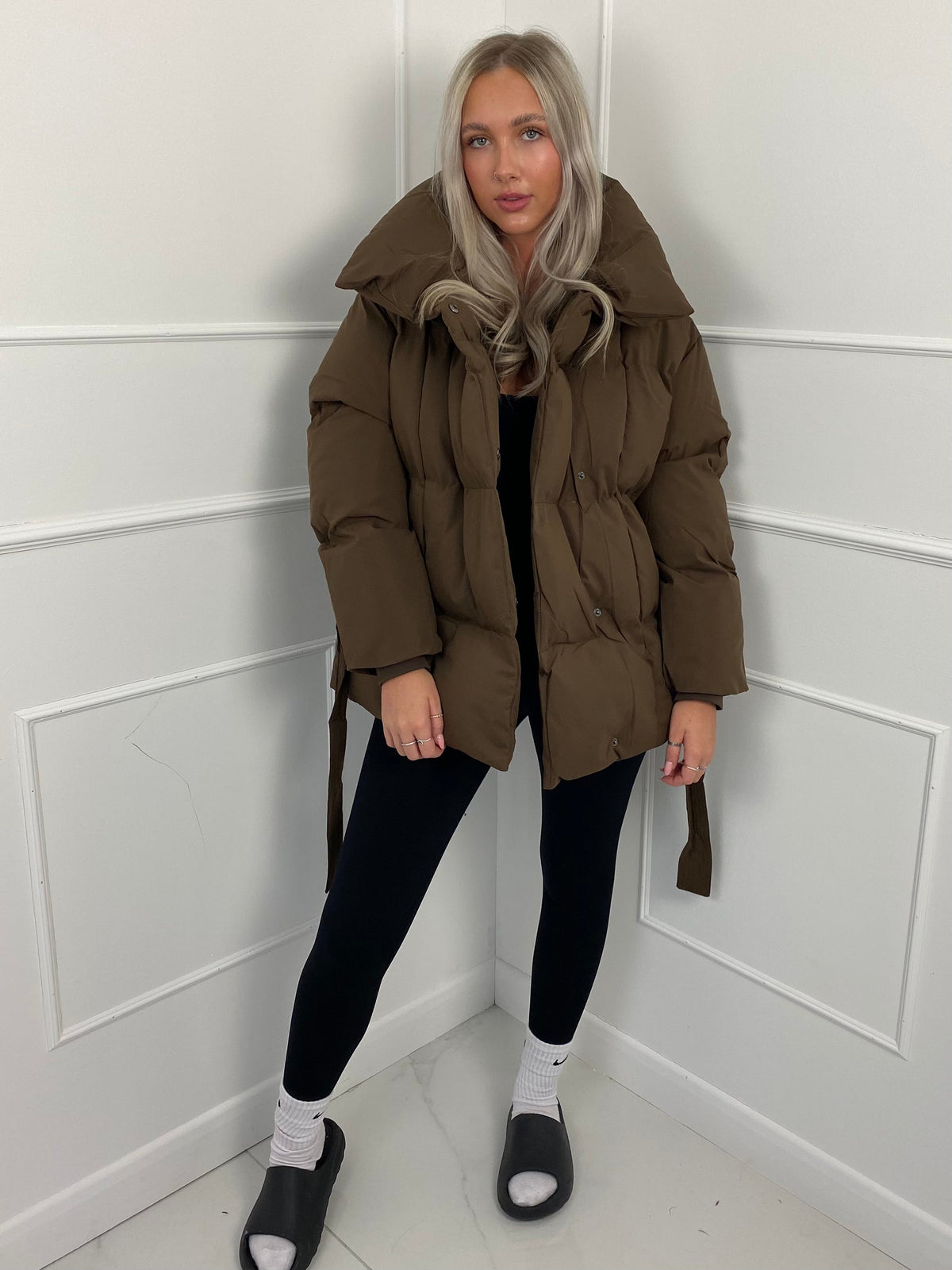 KARLY – Chaqueta corta acolchada con cinturón