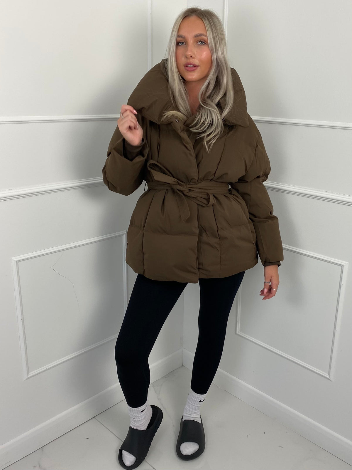 KARLY – Chaqueta corta acolchada con cinturón