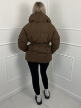 KARLY – Chaqueta corta acolchada con cinturón