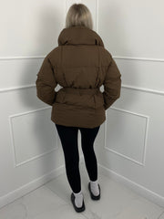 KARLY – Chaqueta corta acolchada con cinturón