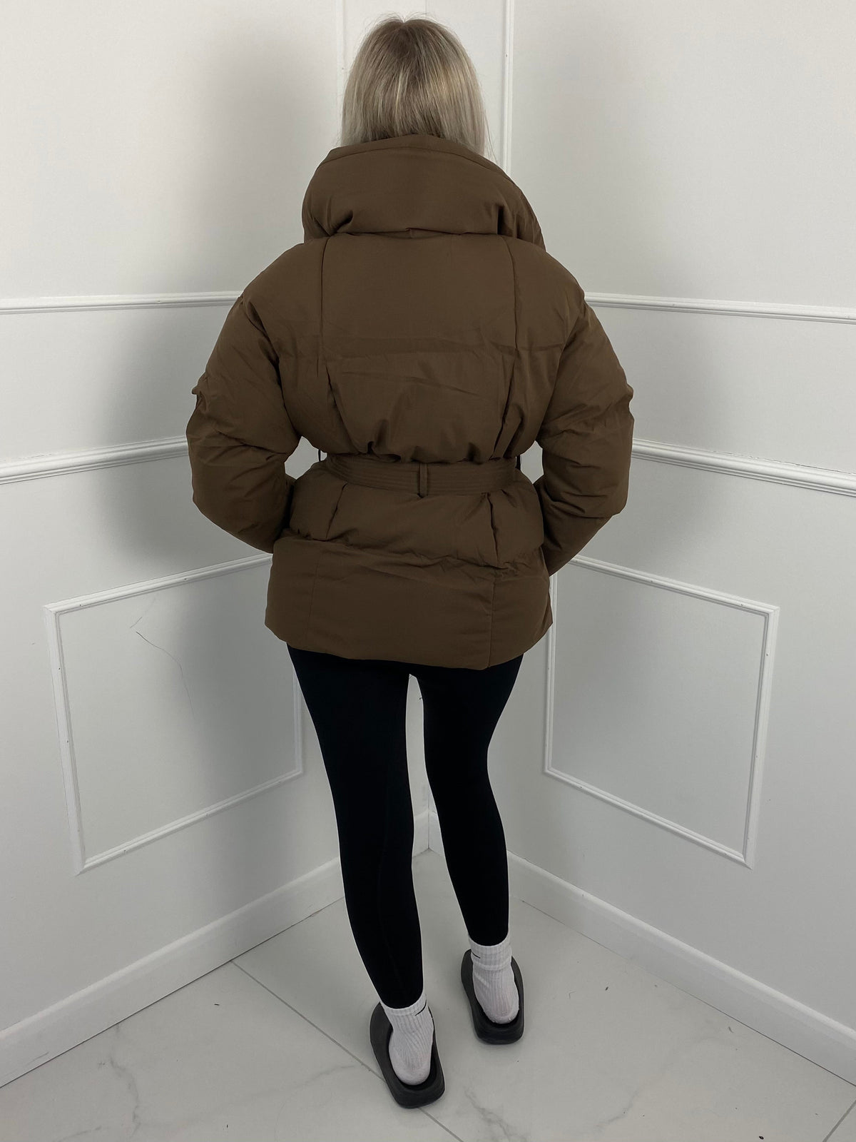 KARLY – Chaqueta corta acolchada con cinturón
