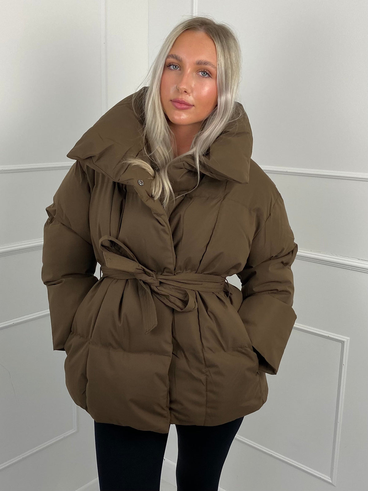 KARLY – Chaqueta corta acolchada con cinturón