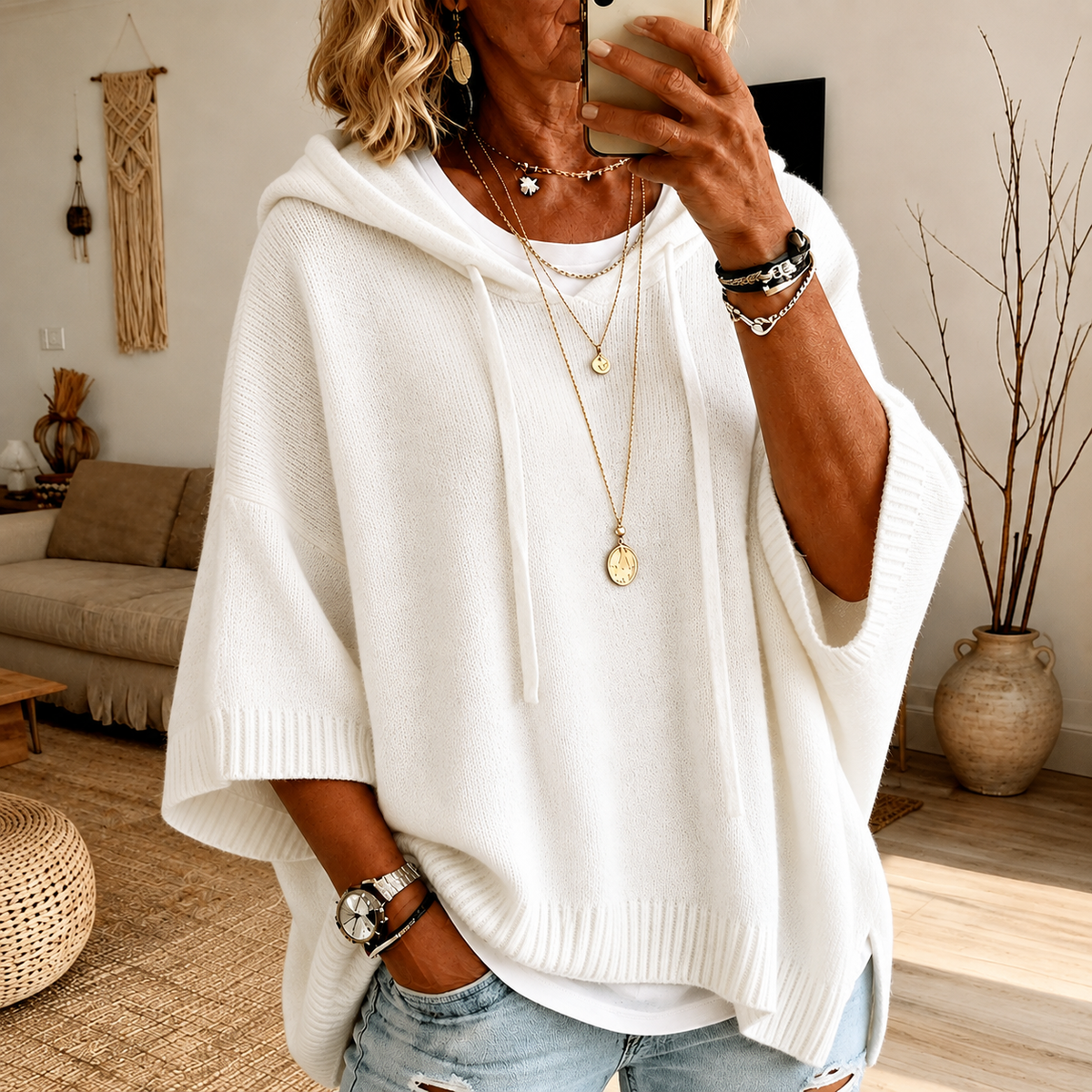 Adeline – Poncho tipo pulóver con capucha en blanco