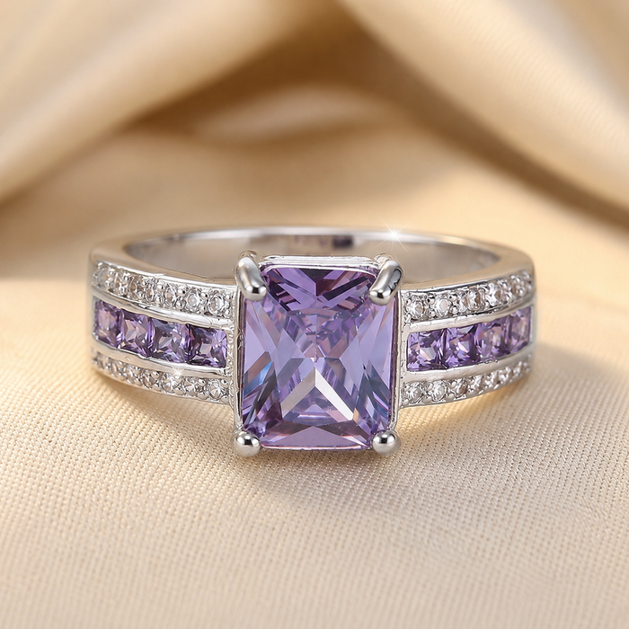 Anillo plateado con amatistas en canal