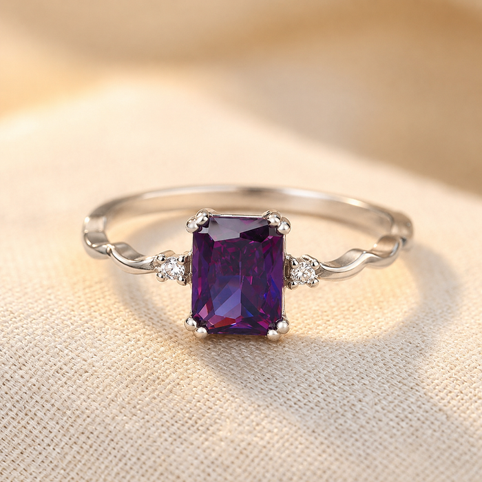 Anillo de plata con corte esmeralda de amatista