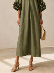 Vestido midi verde oliva con escote en V y llamativas mangas floridas