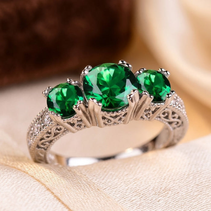 Anillo de tres piedras de plata esmeralda