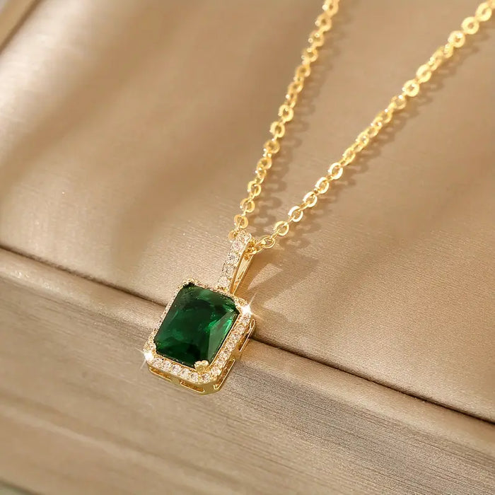 Collar de halo rectangular esmeralda de oro