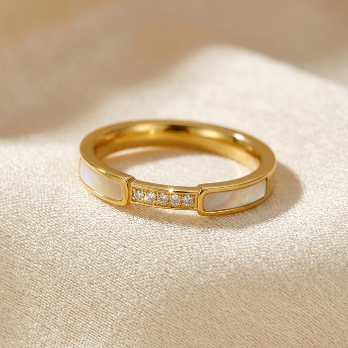 Anillo de banda con incrustación dorada