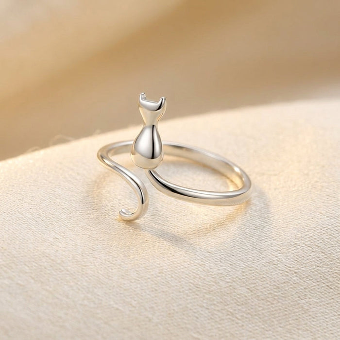 Anillo con motivo de gato plateado