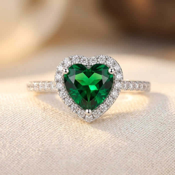 Anillo de halo de corazón esmeralda de plata