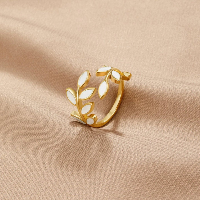 anillo de motivo de hoja de oro