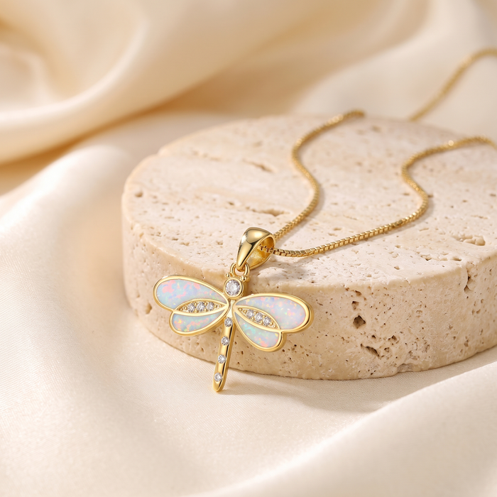 Collar de mariposa de color dorado con ópalo