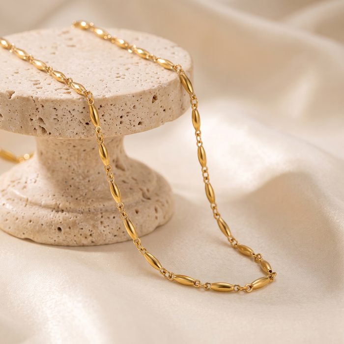 Magdalena: un delicado collar de oro con eslabones sutiles.