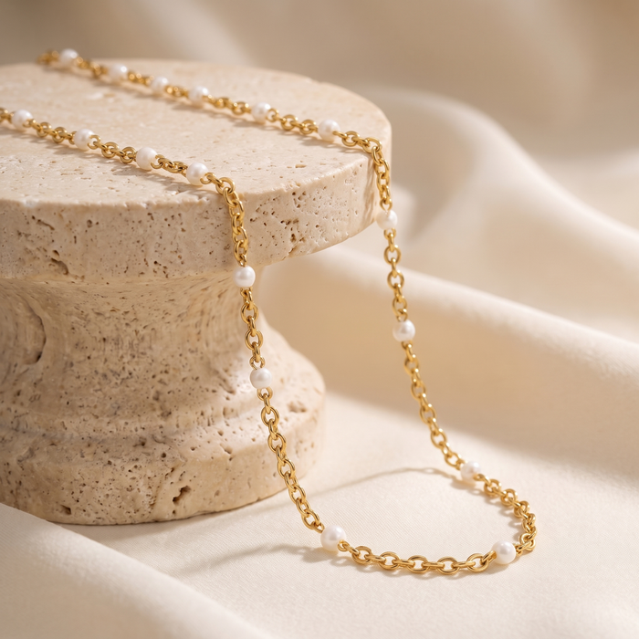 Sabina: un delicado collar de oro con mini perlas.