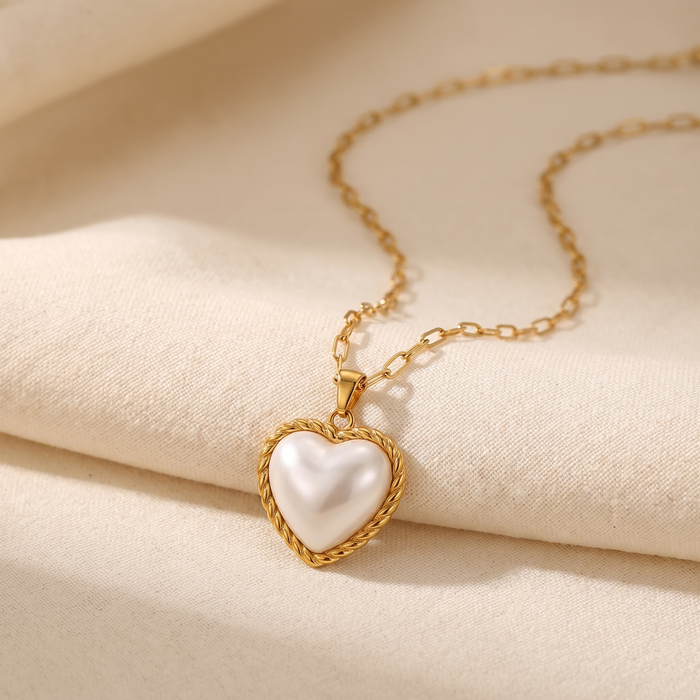 Victoria – Elegante collar de oro con colgante.