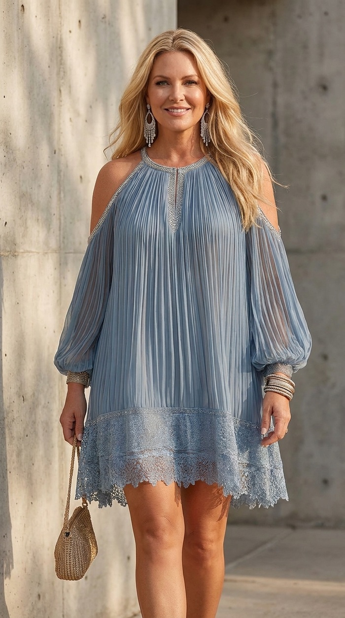 Séraphine | Mini vestido azul con hombros descubiertos y ribete de encaje y fruncido