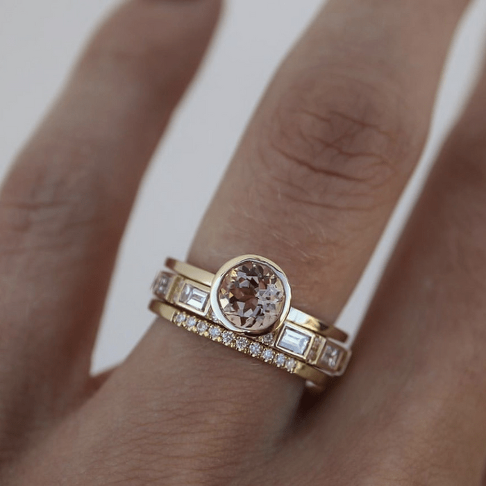 Anillo solitario de bisel dorado