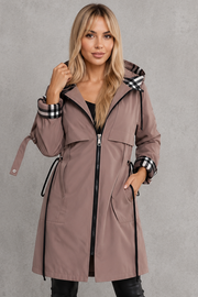 Mabel | Elegante chaqueta con capucha impermeable con detalles a cuadros