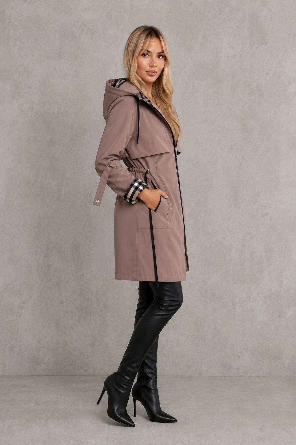 Mabel | Elegante chaqueta con capucha impermeable con detalles a cuadros