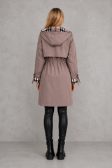 Mabel | Elegante chaqueta con capucha impermeable con detalles a cuadros
