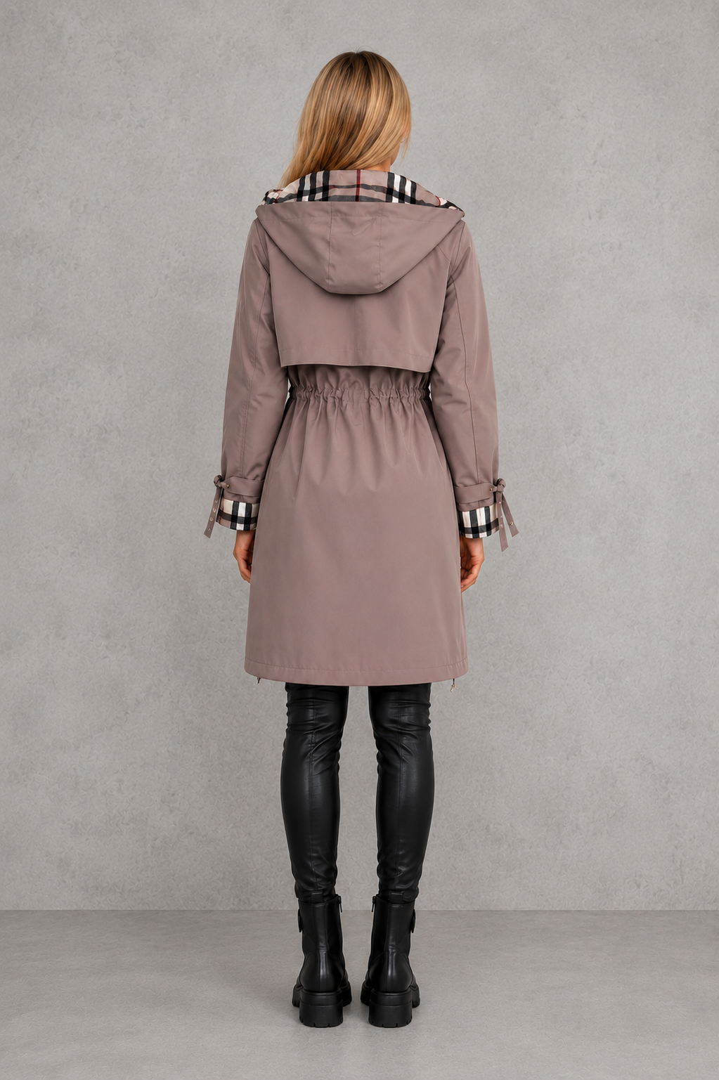 Mabel | Elegante chaqueta con capucha impermeable con detalles a cuadros
