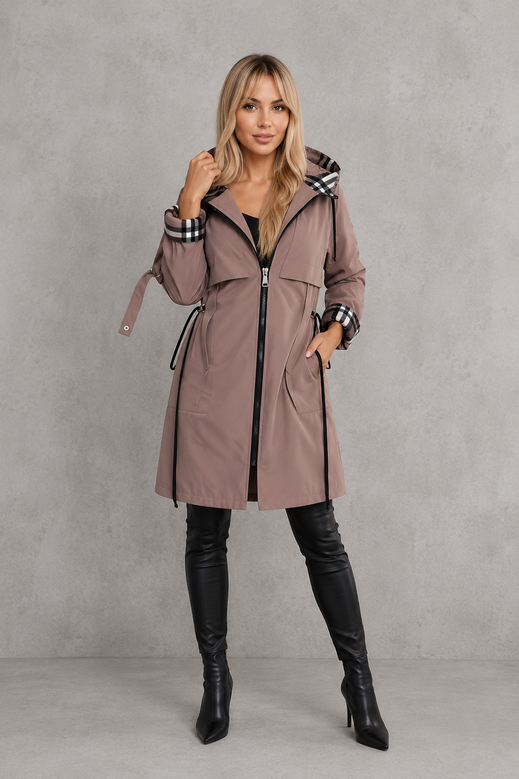 Mabel | Elegante chaqueta con capucha impermeable con detalles a cuadros