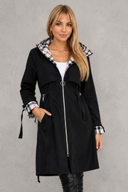 Mabel | Elegante chaqueta con capucha impermeable con detalles a cuadros