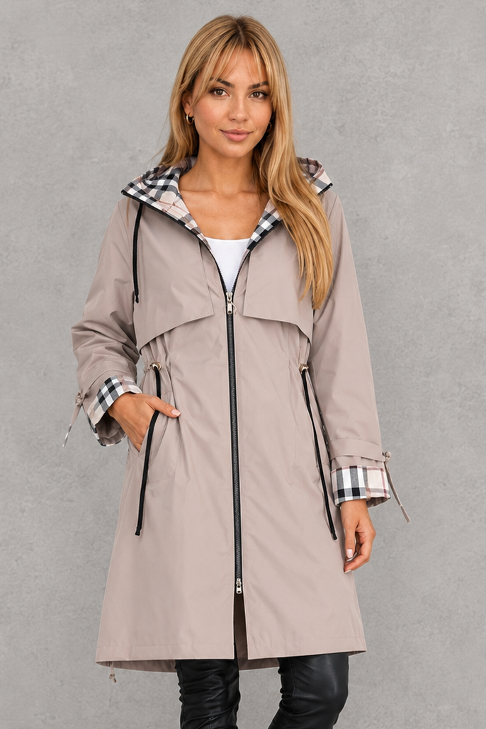 Mabel | Elegante chaqueta con capucha impermeable con detalles a cuadros