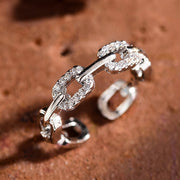 Anillo con diseño de cadena y acabado brillante