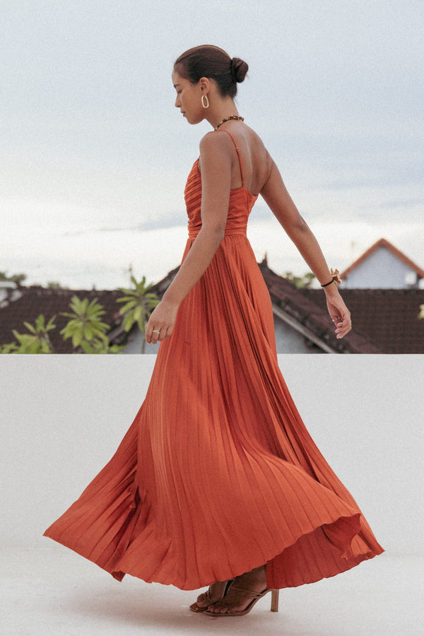Petal and Pup USA DRESSES Vestido largo plisado Naira - Naranja atardecer